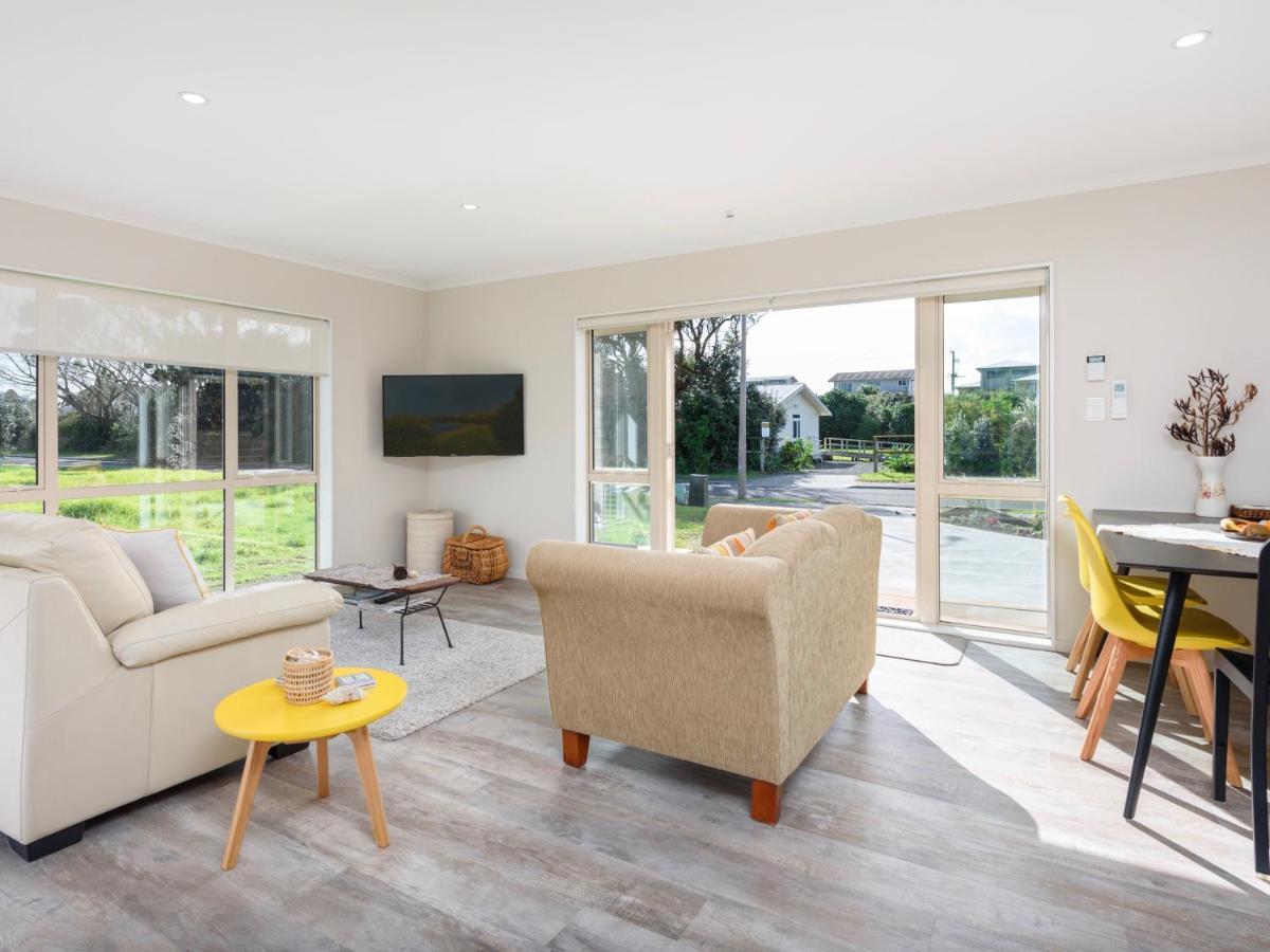 Modern Beach Break - Waihi Beach Holiday Home エクステリア 写真
